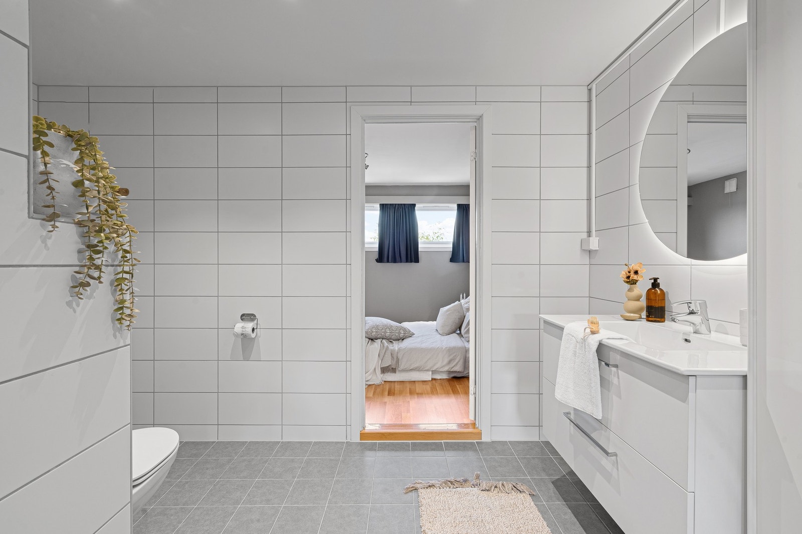 Lekkert, helfliset baderom Galleribilde