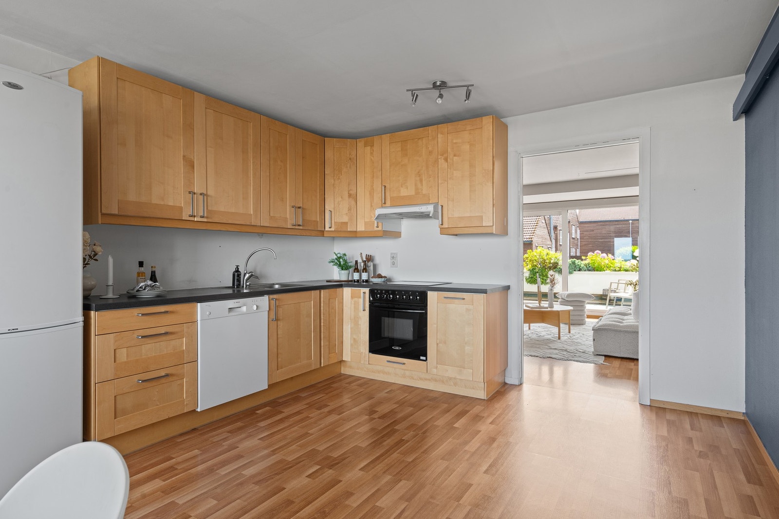 Hvitevarer på kjøkken medfølger i handelen Galleribilde