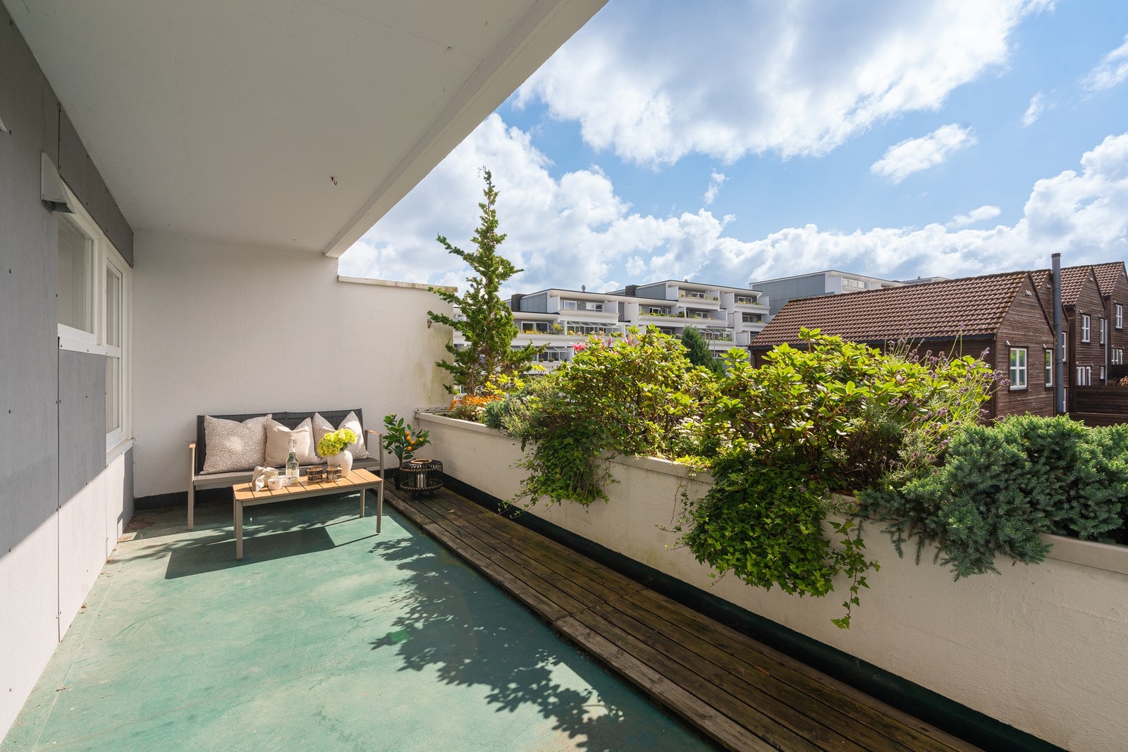 Stor terrasse med pen beplantning Galleribilde