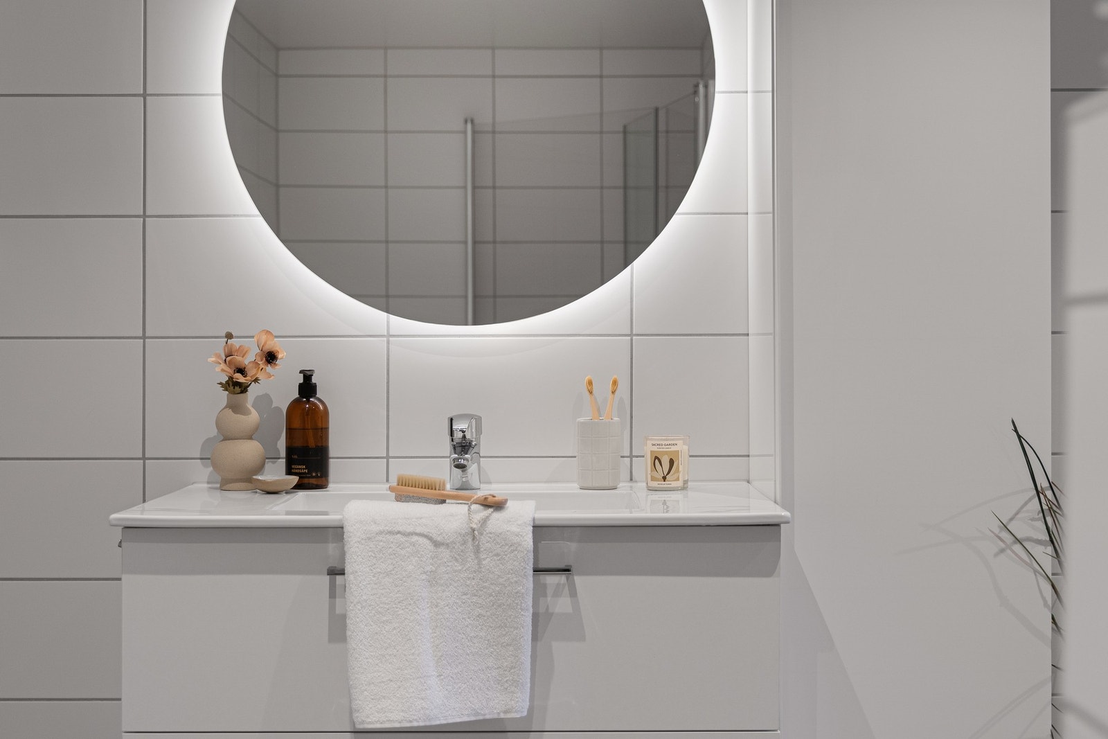 Innredning med både skuffer og høyskap Galleribilde