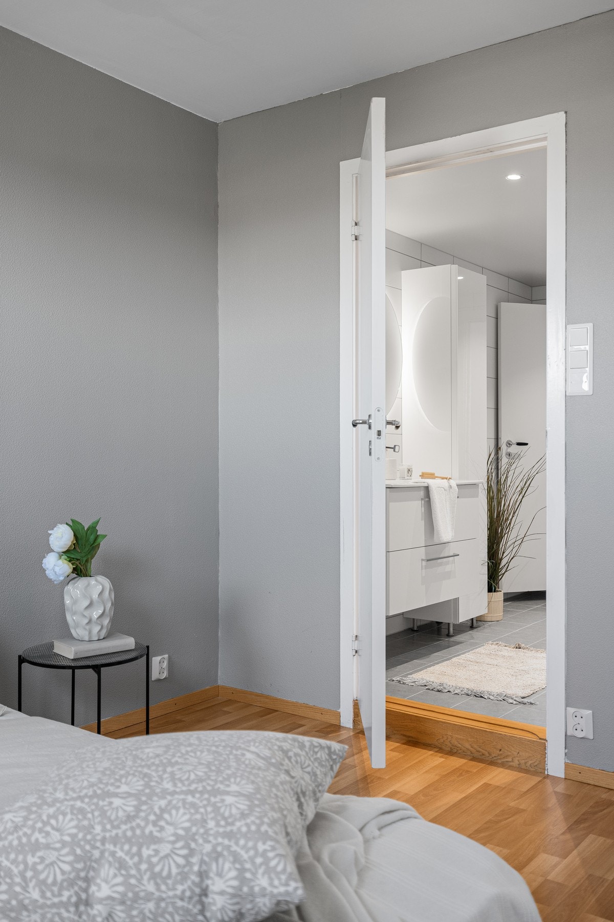 Hovedsoverommet ligger rett ved badet Galleribilde