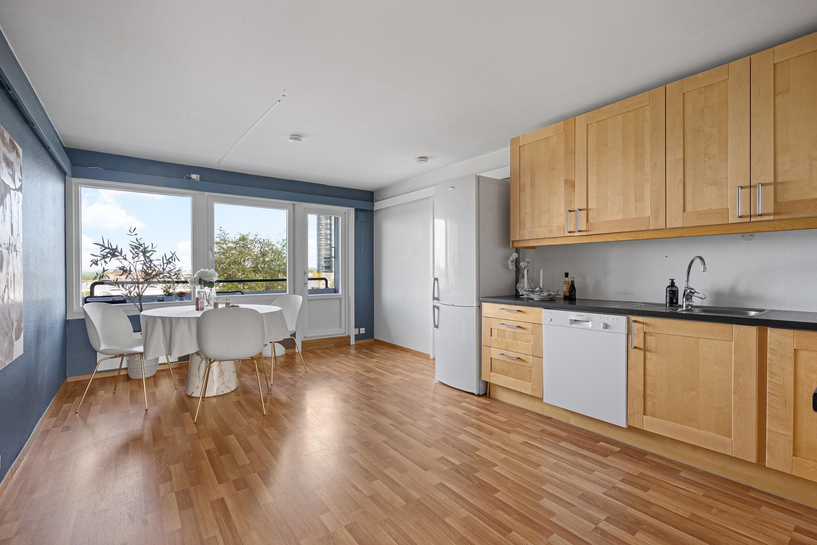 Kjøkken/allrom med god spiseplass samt utgang til balkong Galleribilde