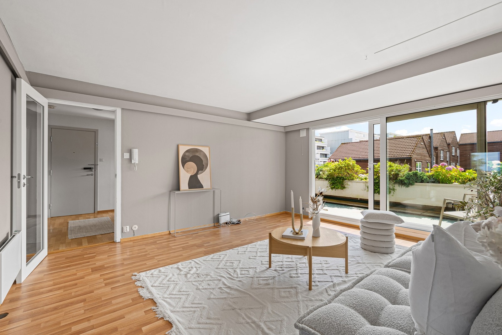 Lys og luftig stue. Herlig å bare kunne åpne ut mot terrassen Galleribilde