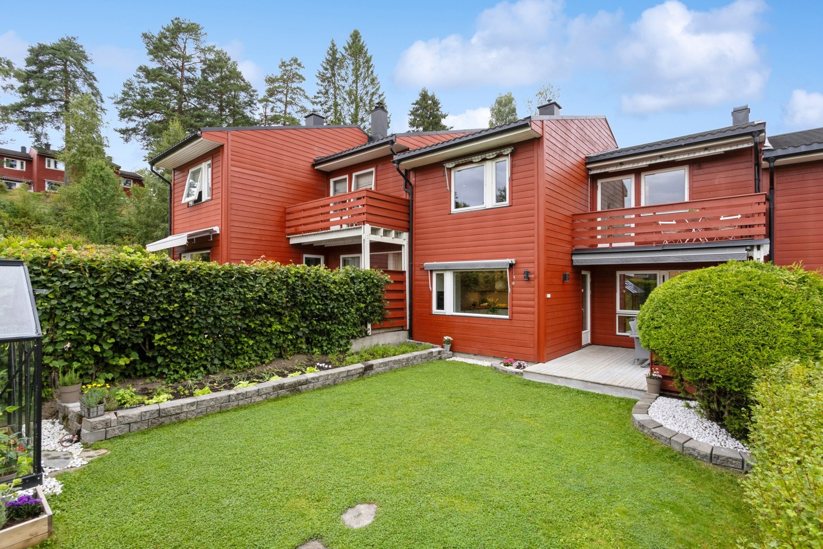 Fra stuen er det utgang til terrasseplatting, og videre til den flotte hagen. Galleribilde