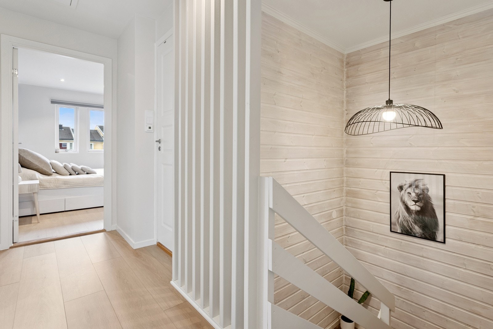 Trappegangen i 2. etasje hvor det også er adkomst til lagringsloft via nedtrekkbar stige. Galleribilde