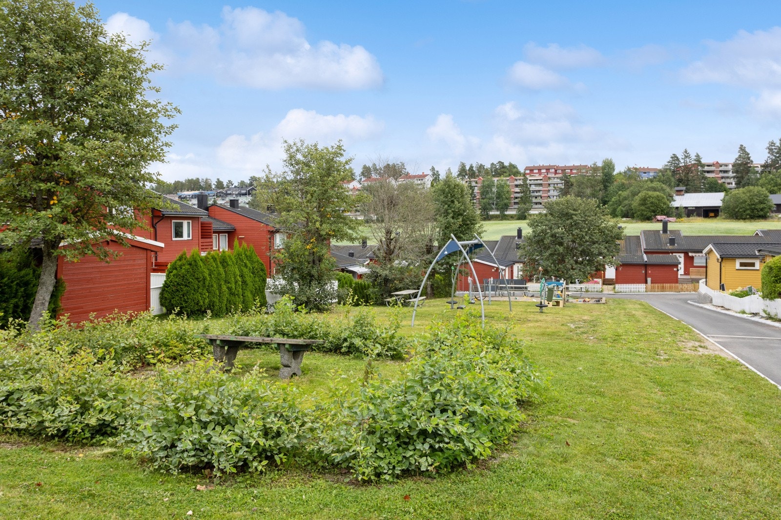 En av flere lekeplasser i nærområdet. Trygt og lett tilgjengeligg. Galleribilde