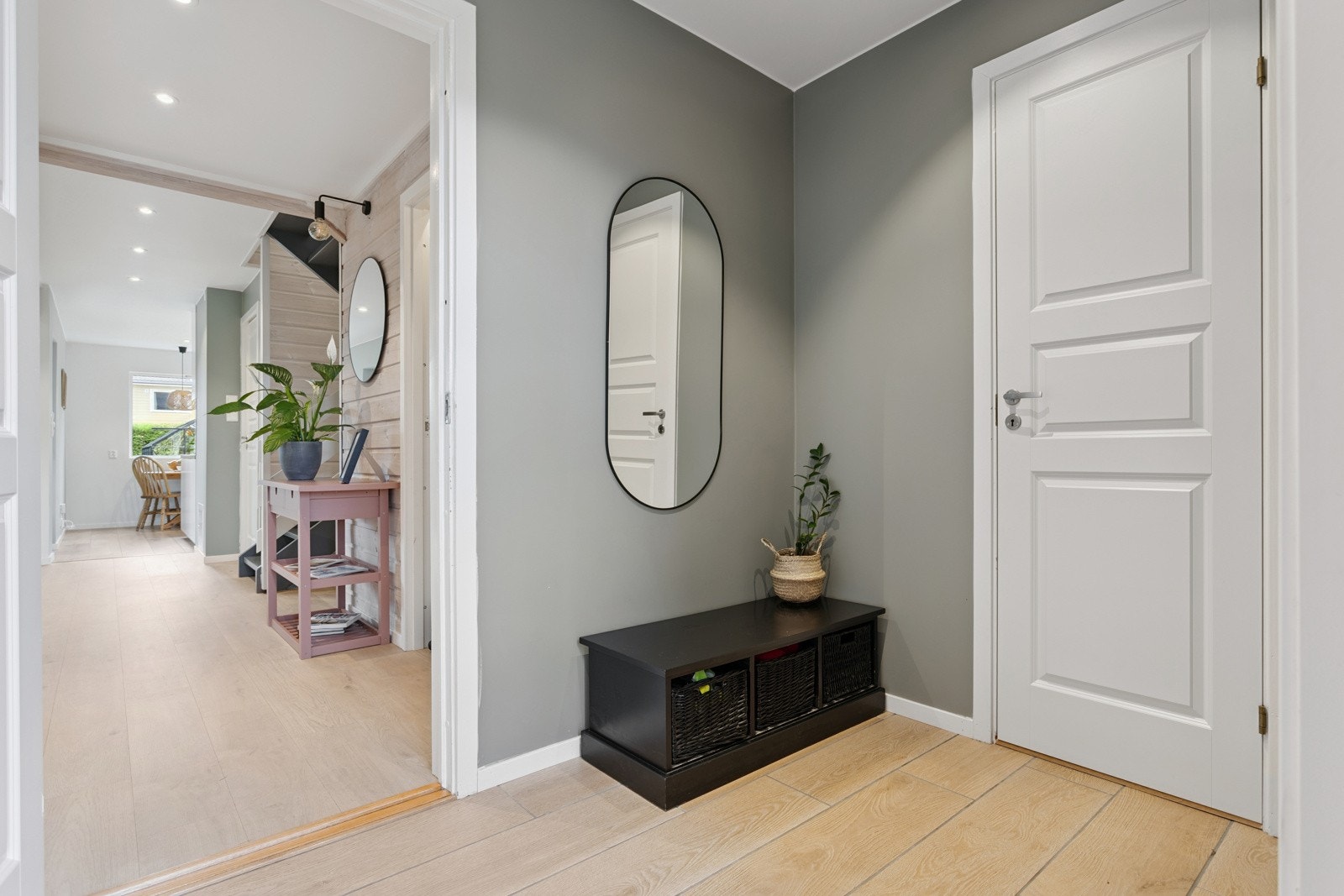 Entré med praktisk innvendig bod/garderobe. Fliser med varmekabler i gulv. Galleribilde