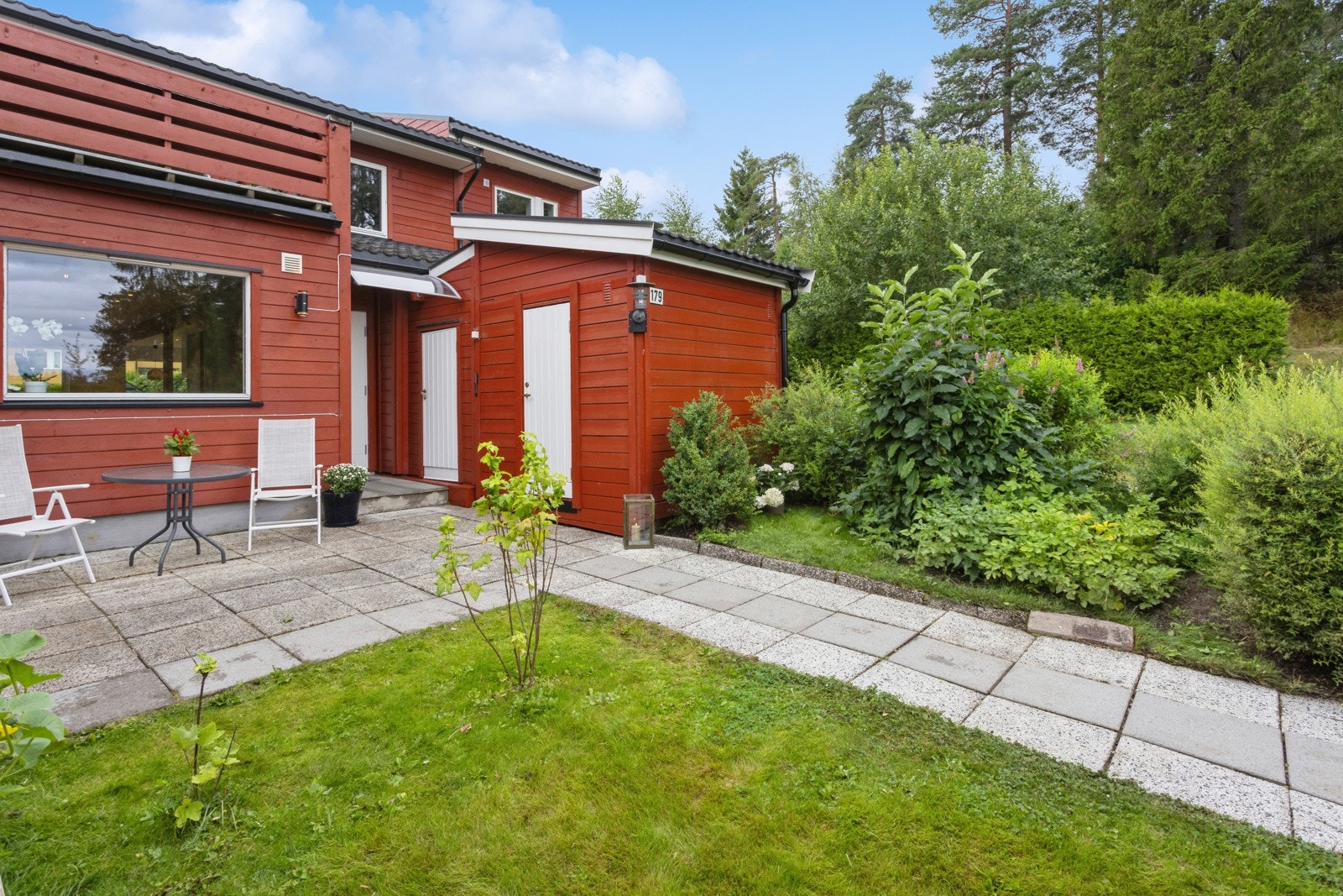Fasade med inngangsparti. 2 praktiske boder for oppbevaring. Galleribilde