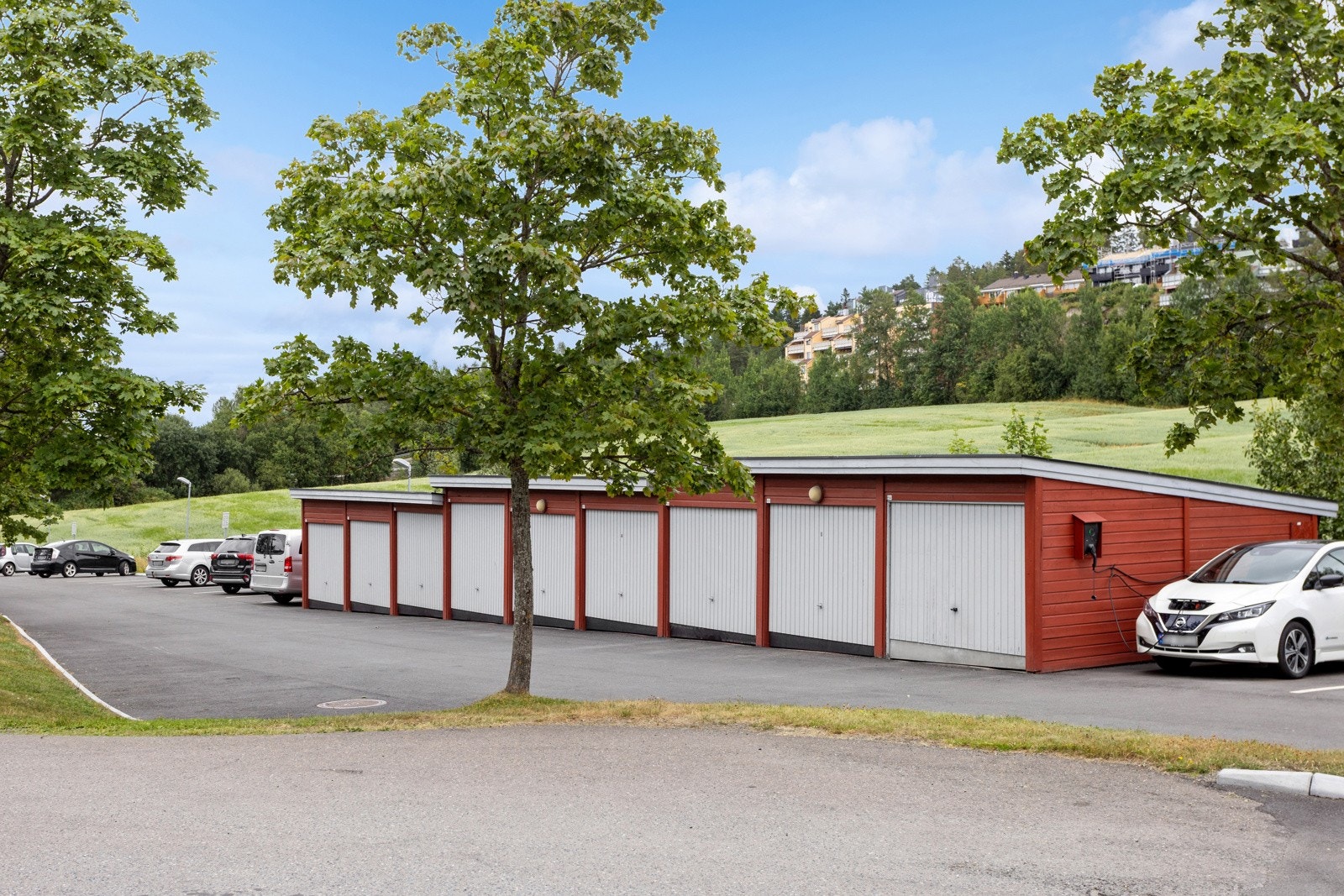 Det følger garasje i garasjerekke ved boligen. Galleribilde