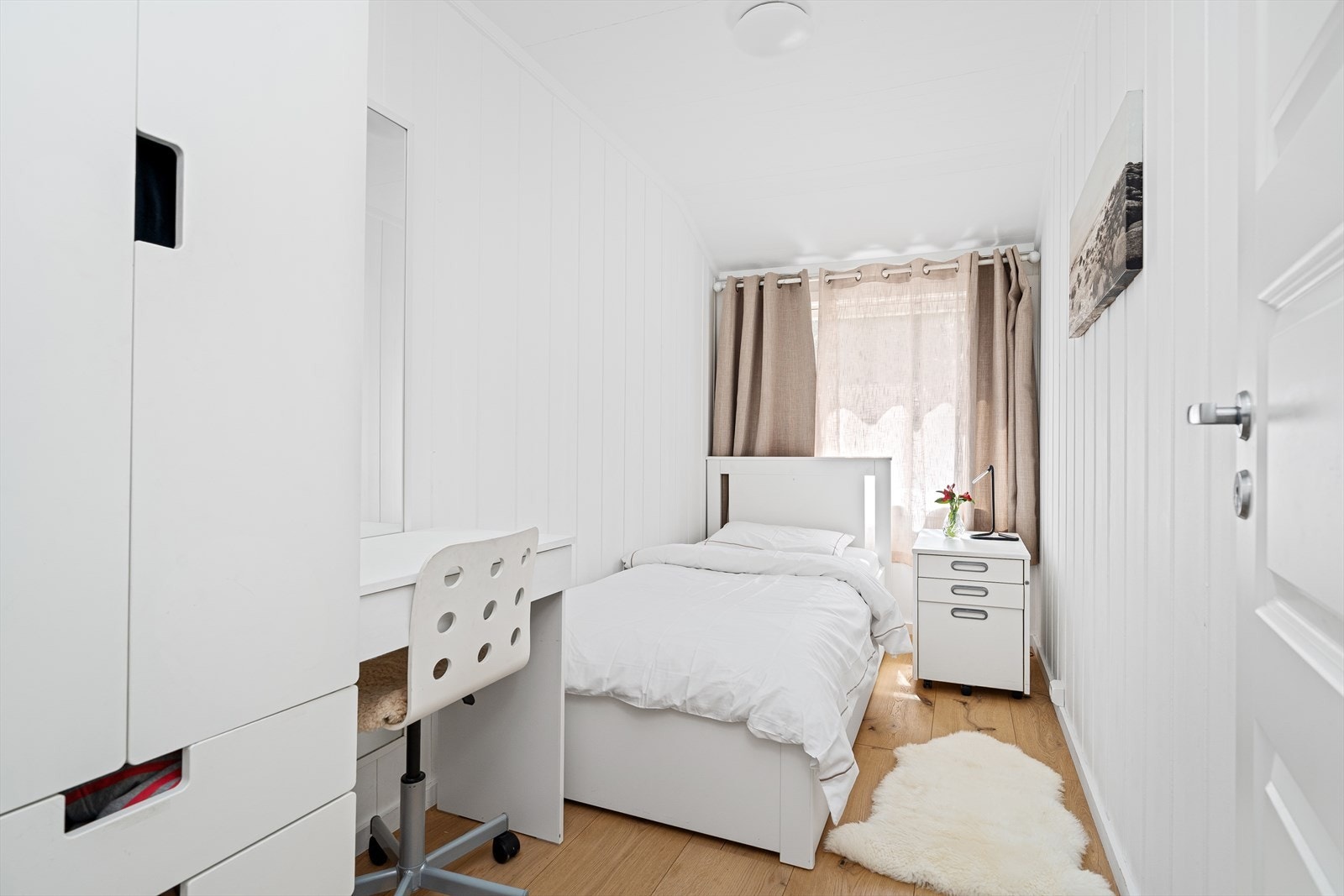 Vegg i vegg finner du soverom nr. 2 hvor du har plass til seng med tilhørende nattbord, arbeidspult, samt garderobeskap. Galleribilde