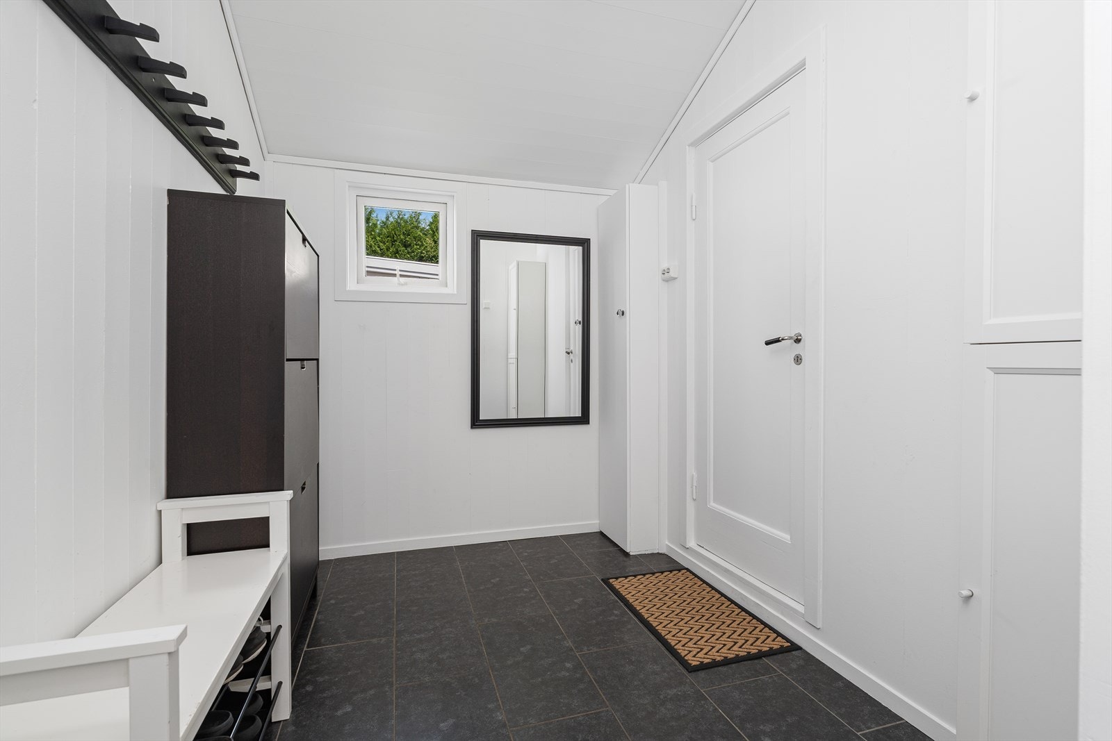 I etasjen finner du en romslig og innbydende entre/gang, en større innvendig bod, samt et toalettrom/vaskerom. Galleribilde