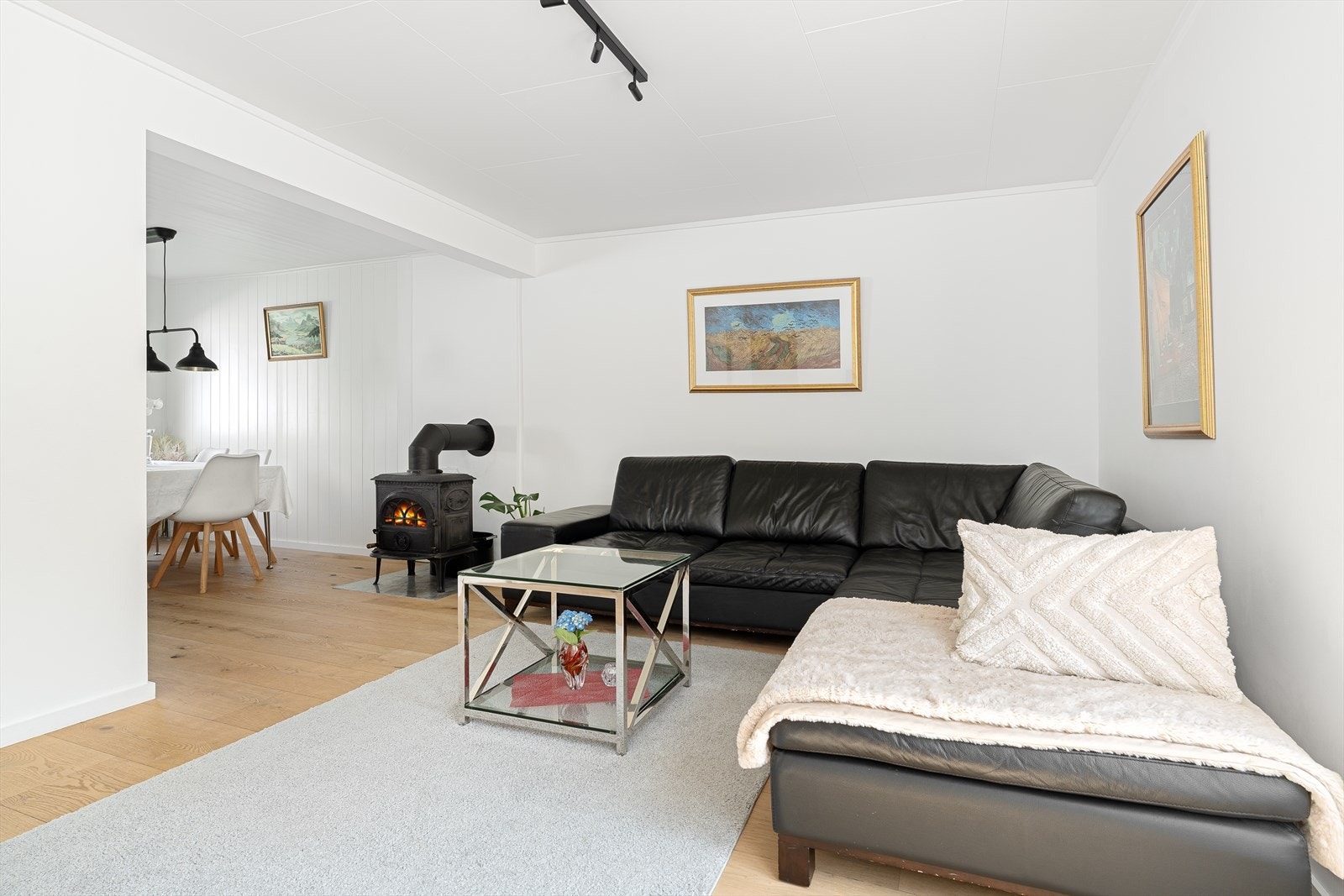 Vedovn gir godt med varme på kaldere dager, forøvrig er det varmekabler i gulv i entre/gang og bad/vaskerom i denne etasjen. Galleribilde