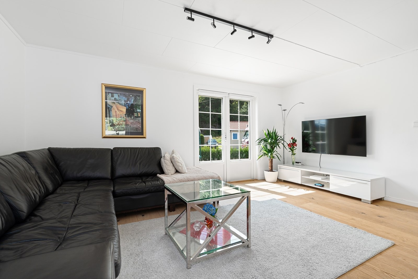 Velkommen inn! Boligen går over to plan og har en praktisk planløsning med en større åpen stue, spisestue og kjøkken, samt at du finner en romslig entre/gang, toalettrom/vaskerom, samt en innvendig bod. Galleribilde