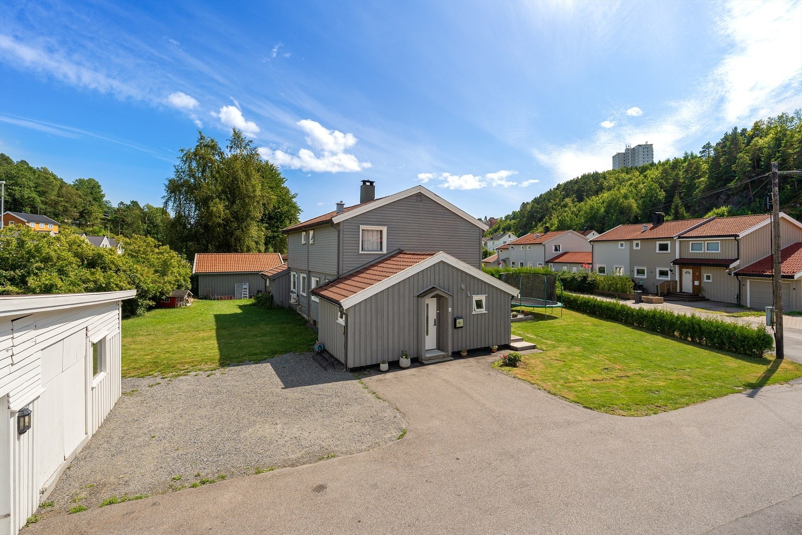 Tomten er på ca 570 kvm., hvor du har god plass til hage på begge sider av boligen, samt gode parkeringsmuligheter. Galleribilde