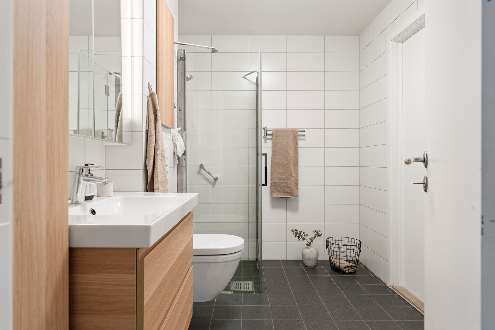 Våkne opp. Forberede seg på en ny dag. Møte fremtiden. Eller trekke seg tilbake, lukke øynene og legge dagen bak seg. Rom for forfengelighet og velvære - og drømmer av alle slag. Galleribilde