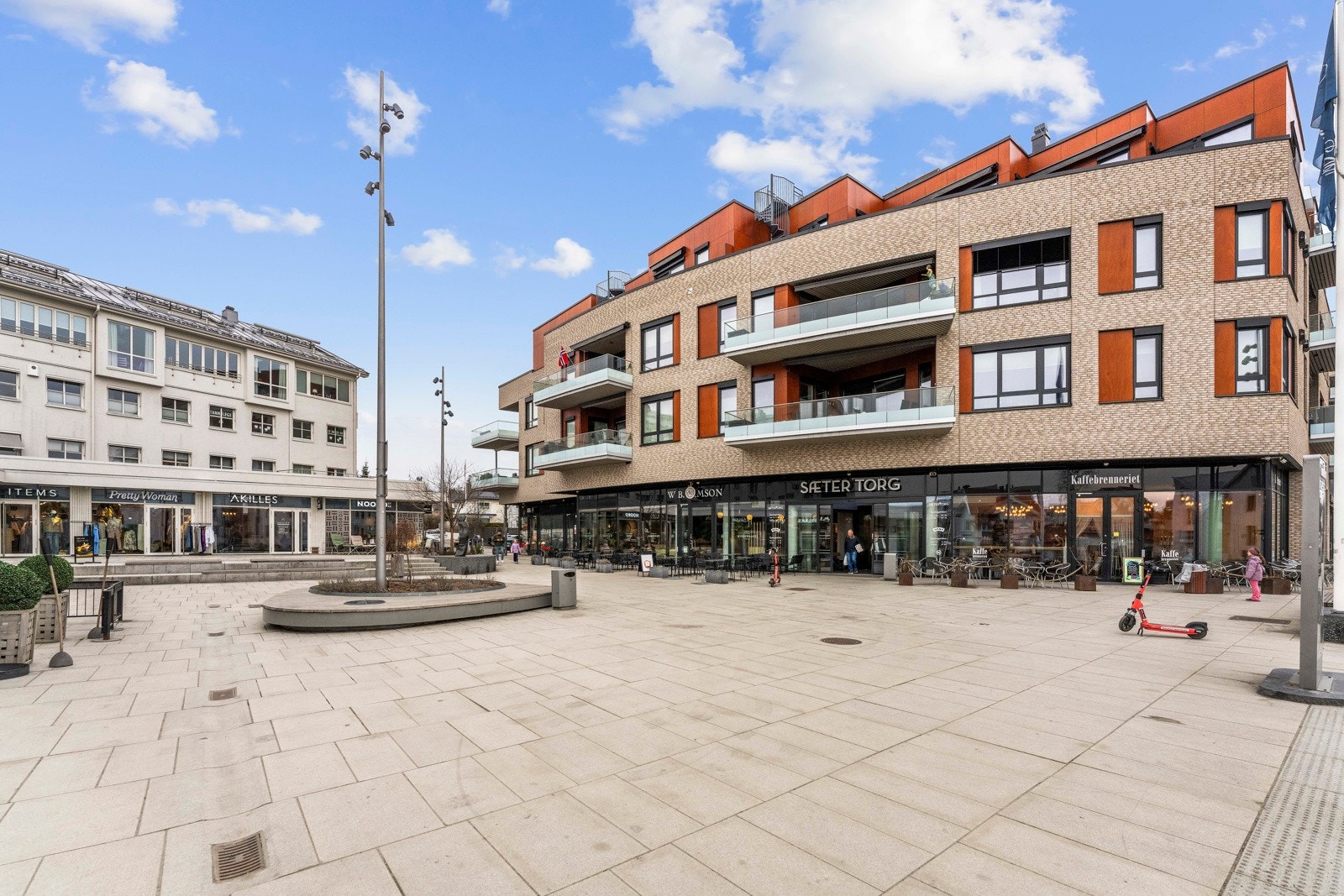 Kort vei til Sæter torg med bredt utvalg av butikker og serveringstilbud. Galleribilde