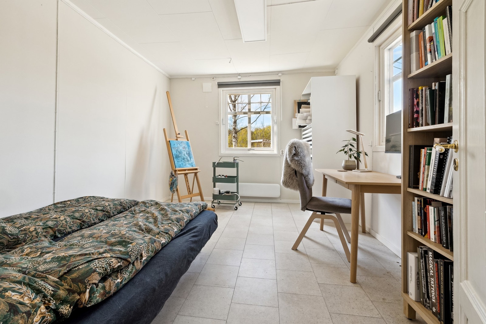 Kontor/soverom i 1. etasje med gode vindusflater Galleribilde
