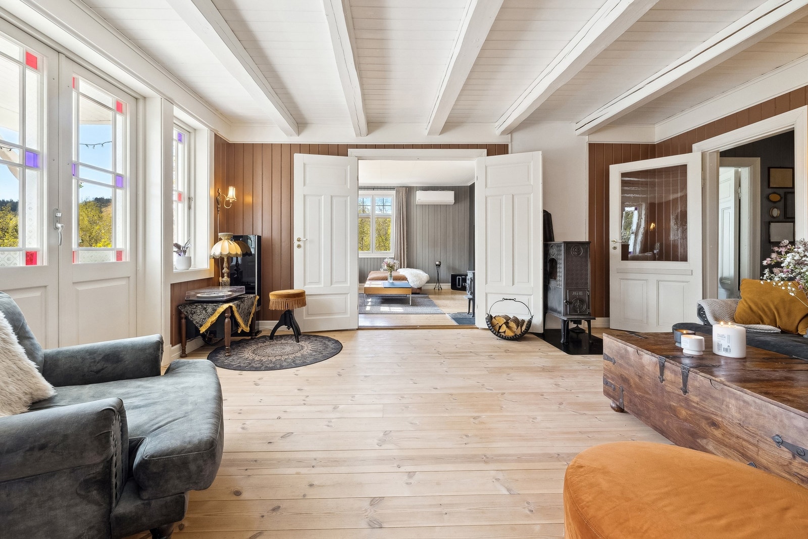 Fra stuen er det to-fløyet dør inn til den andre stuen Galleribilde