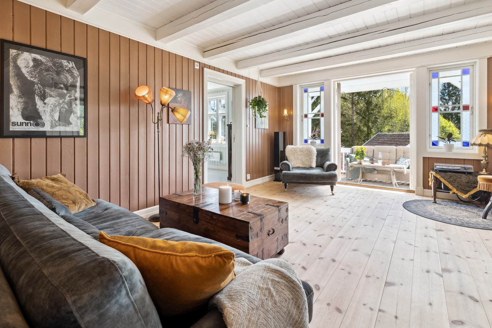 Fra stuen er det utgang til flott terrasse på ca. 11 kvm som blir en naturlig forlengelse av rommet på sommertid Galleribilde