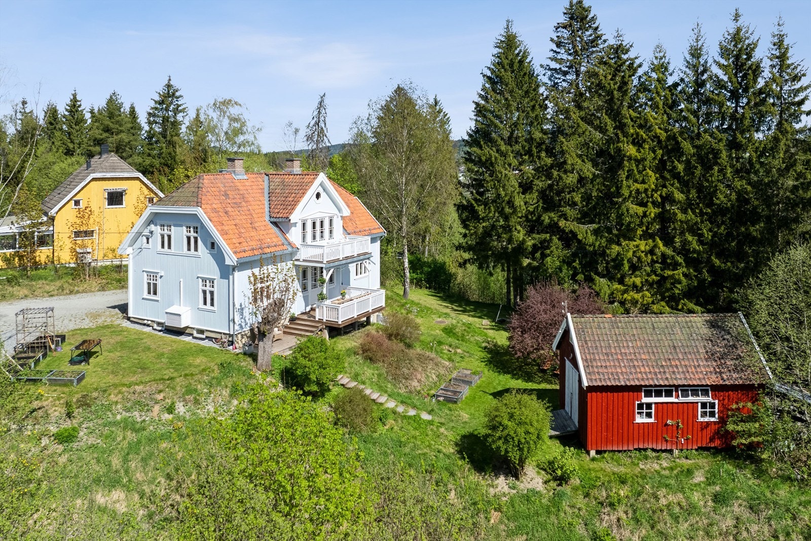 Flott villaeiendom og uthus på ca. 25 kvm - Idyllisk beliggenhet med utsikt mot Vorma Galleribilde