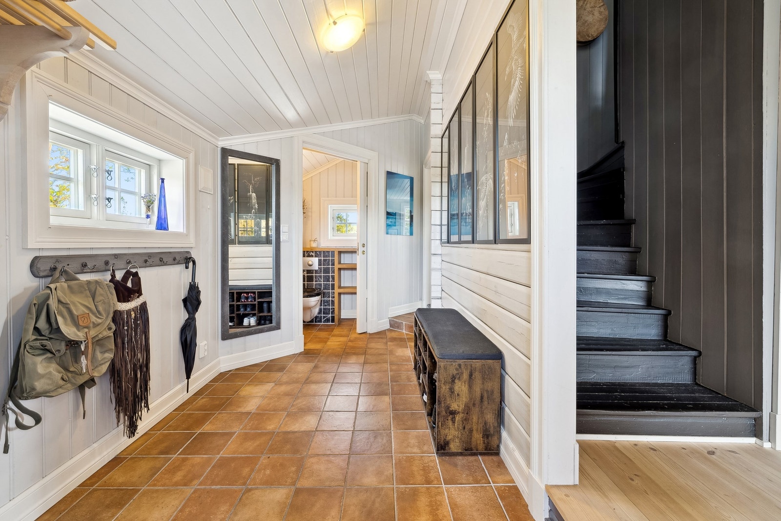 God plass for å henge fra seg yttertøy og sko Galleribilde