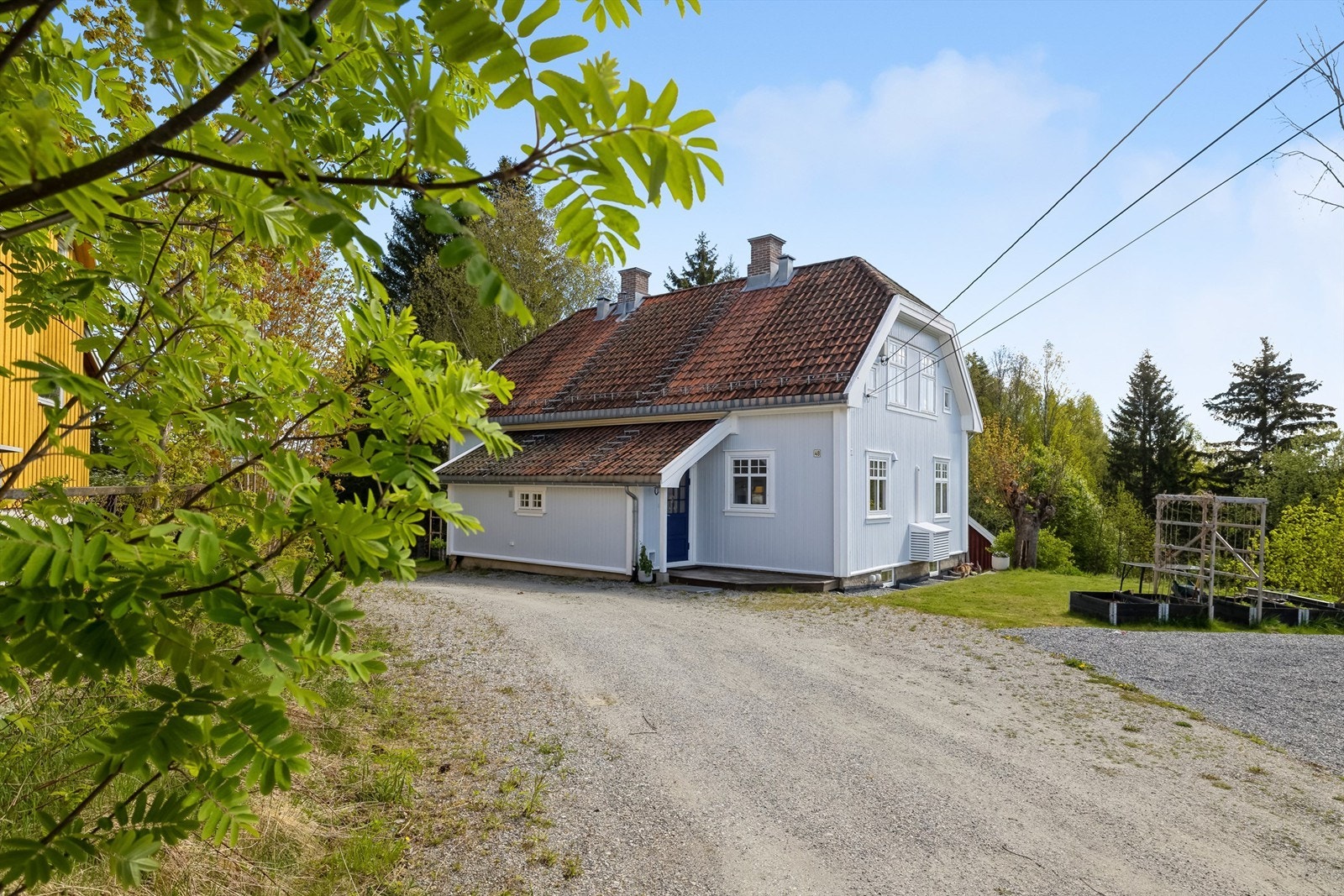 Her har man et romslig hjem med klassisk stil, tidløs sjarm og vakker utsikt Galleribilde