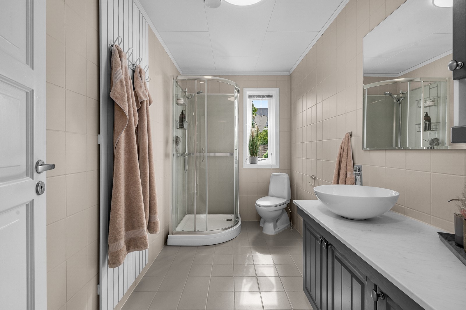 Flislagt bad i 1. etasje Galleribilde