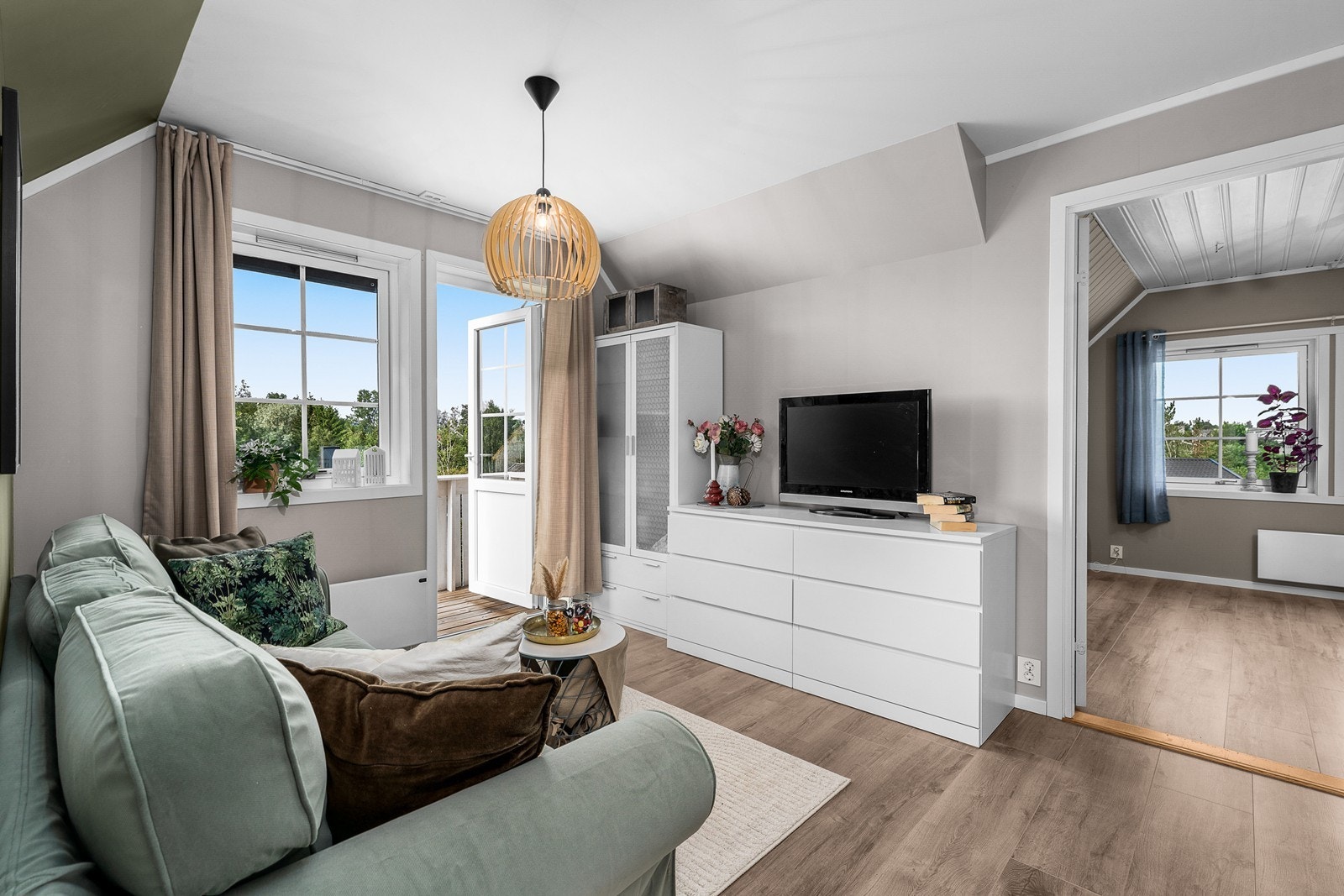 Loftstue med utgang til en solrik balkong Galleribilde