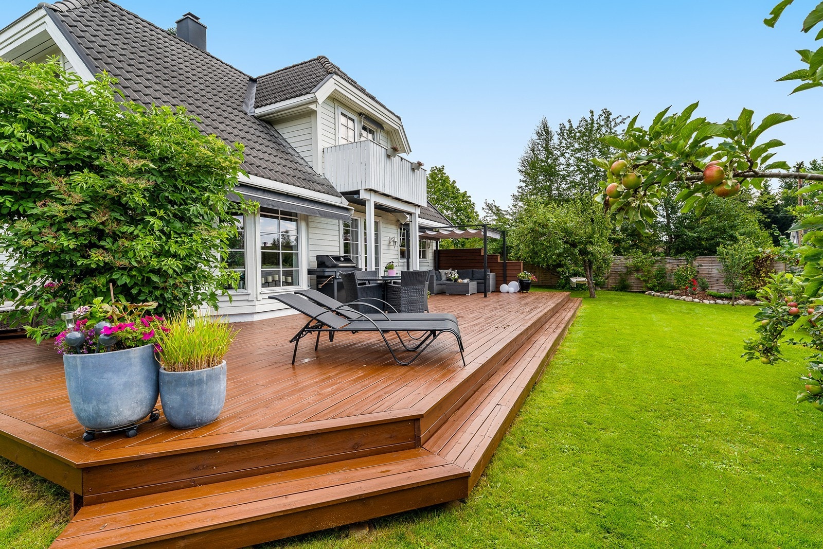 Stor og solrik markterrasse med utgang fra stuen Galleribilde