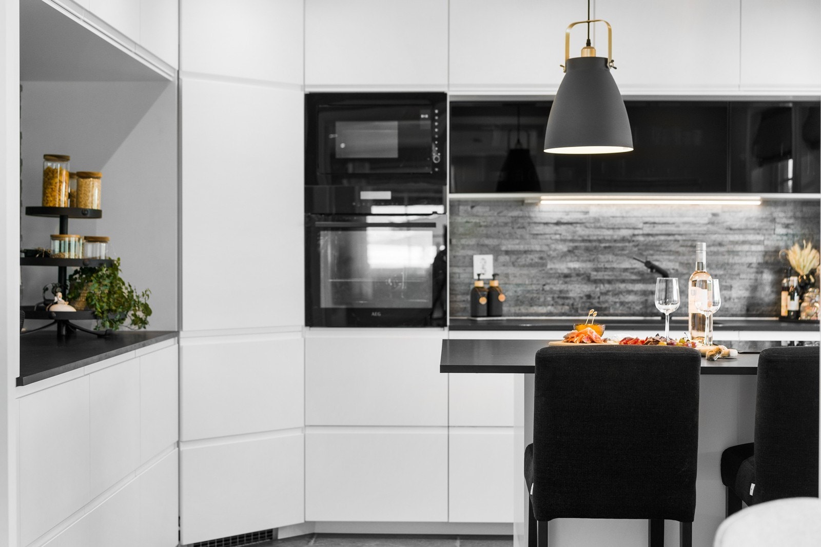 Romslig kjøkken med mye skap- og benkeplass Galleribilde