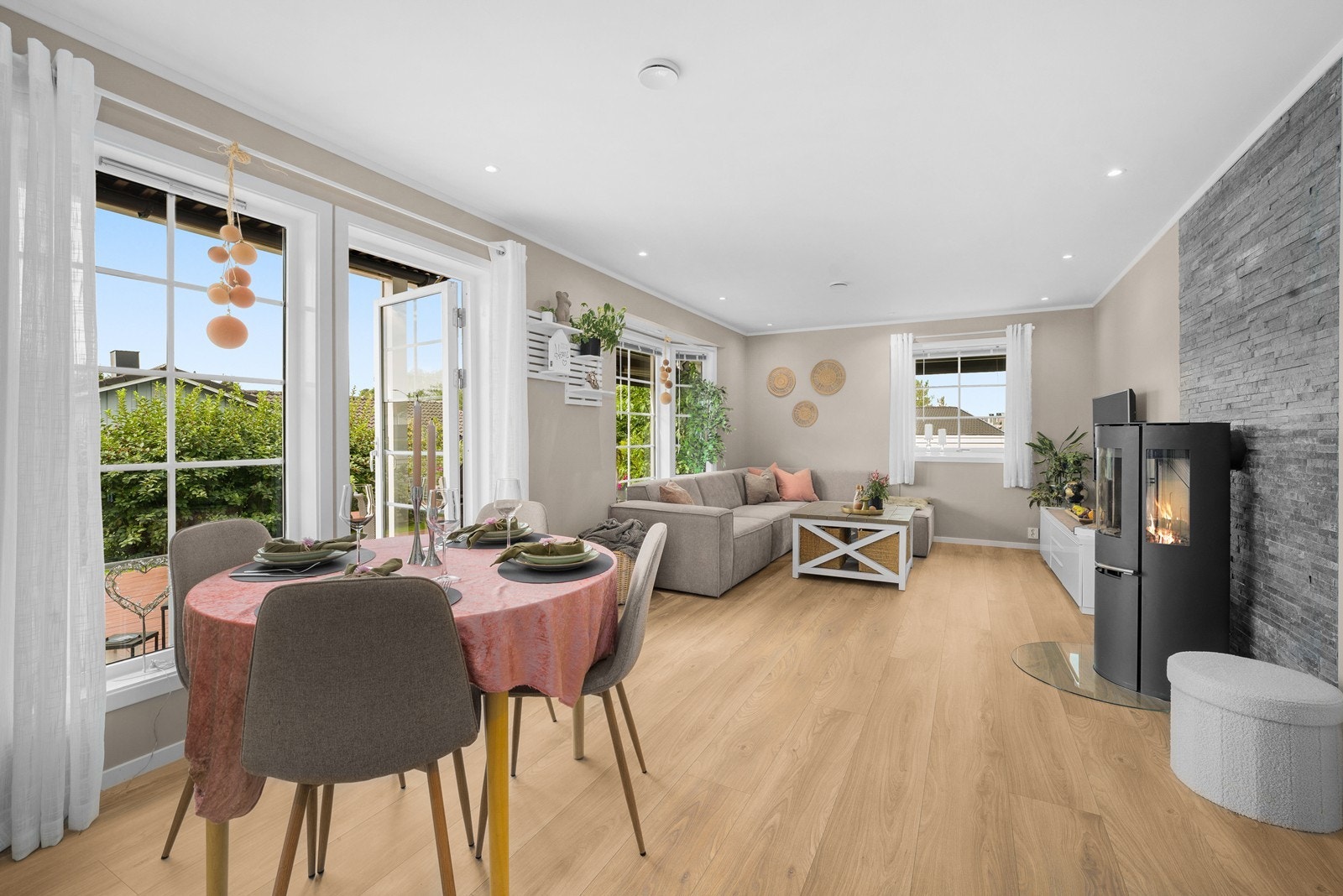 Lys og trivelig stue med mye naturlig lys fra store vindusflater Galleribilde