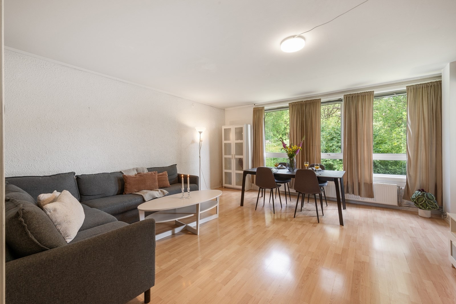 - Stuen fremstår som lys og luftig med flere store vinduer som åpner rommet og sørger for godt med lysinnslipp - Galleribilde