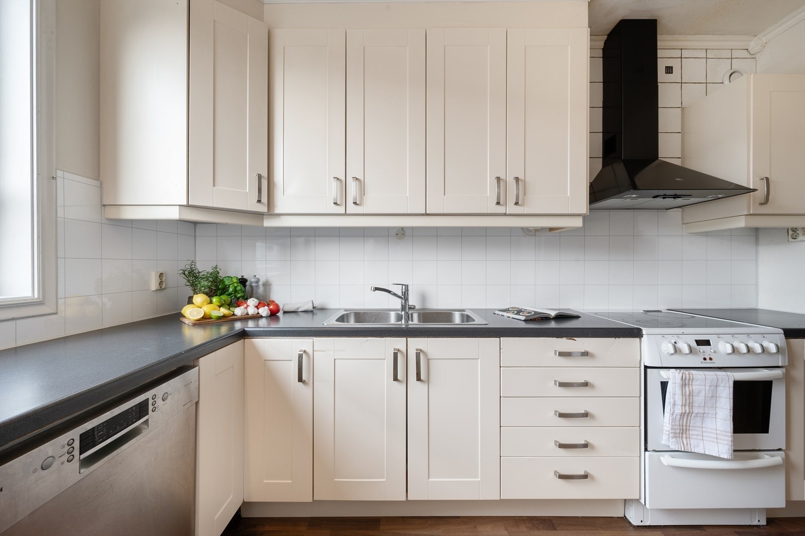 - Merk de takhøye skapene som gir meget godt med oppbevaringsplass - Galleribilde