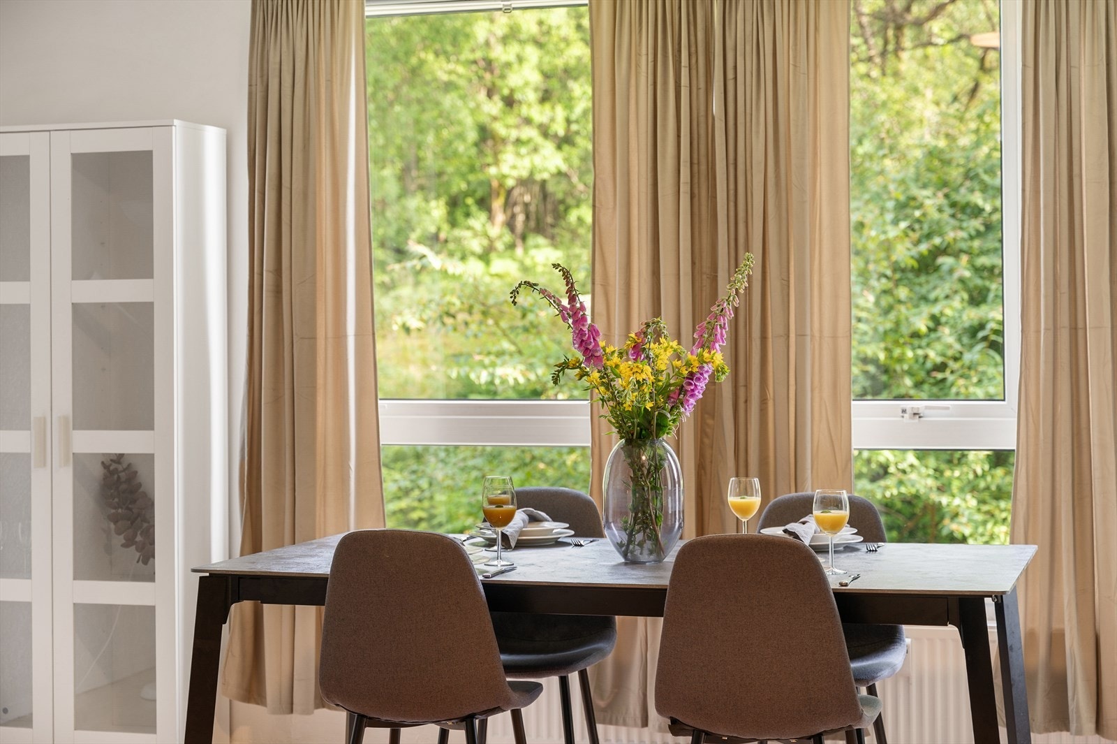 -Fra spisebordet kan man nyte den naturskjønne utsikten - Galleribilde