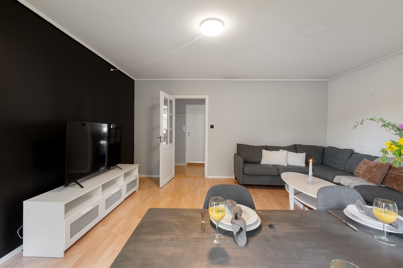 - Her har du rikelig med plass til både sofagruppe med tilhørende medialøsning og spisebord - Galleribilde