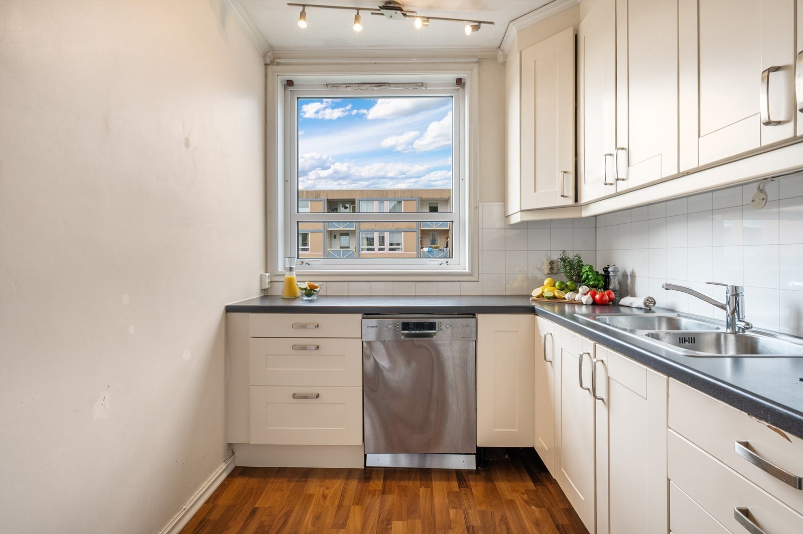 - Kjøkkenet har IKEA kjøkkeninnredning med profilerte fronter og benkeplate av laminat - Galleribilde