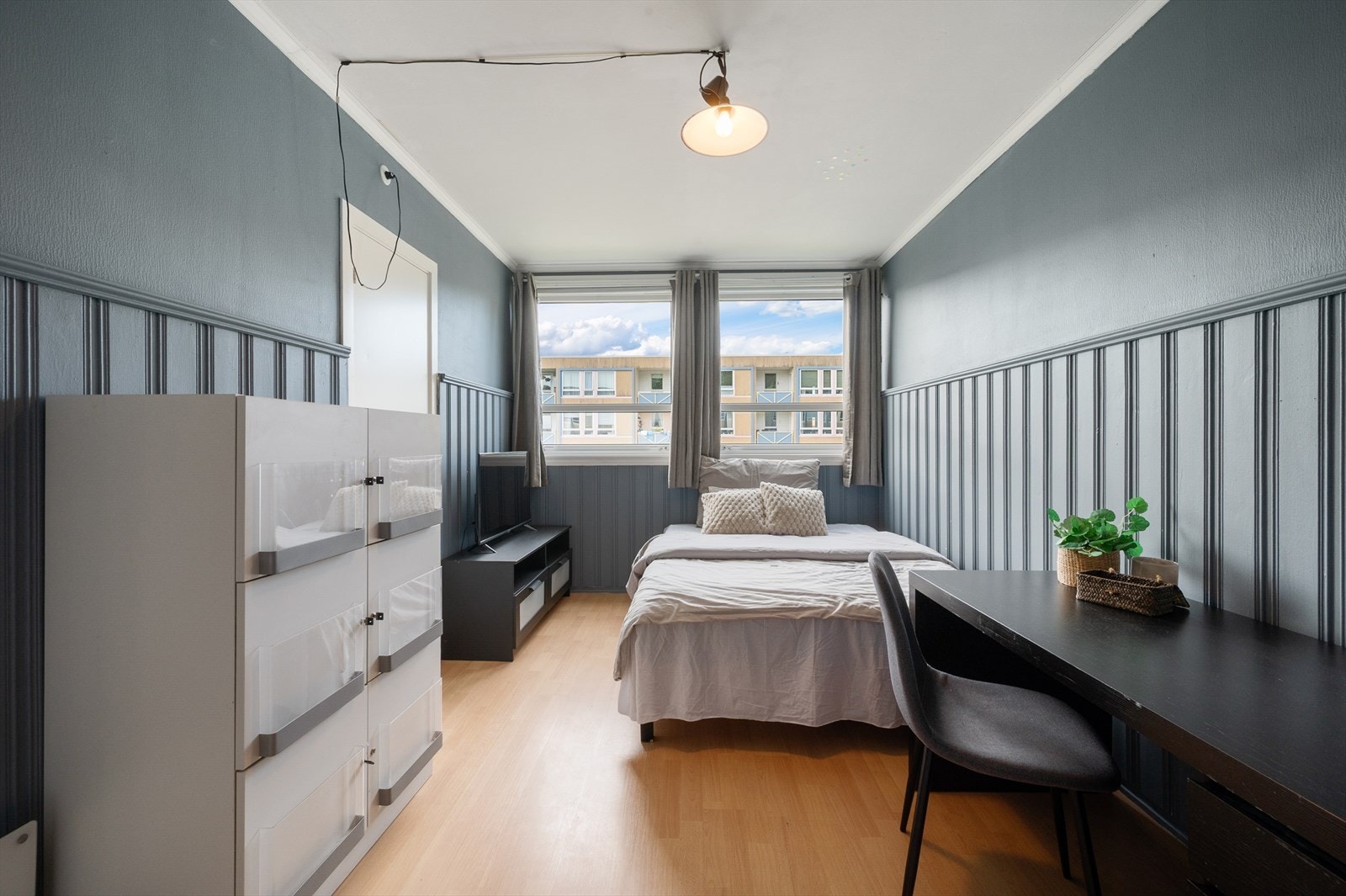 - Soverom 1 måler 13,8m² og har god plass til seng av ønsket størrelse og øvrig møblement - Galleribilde