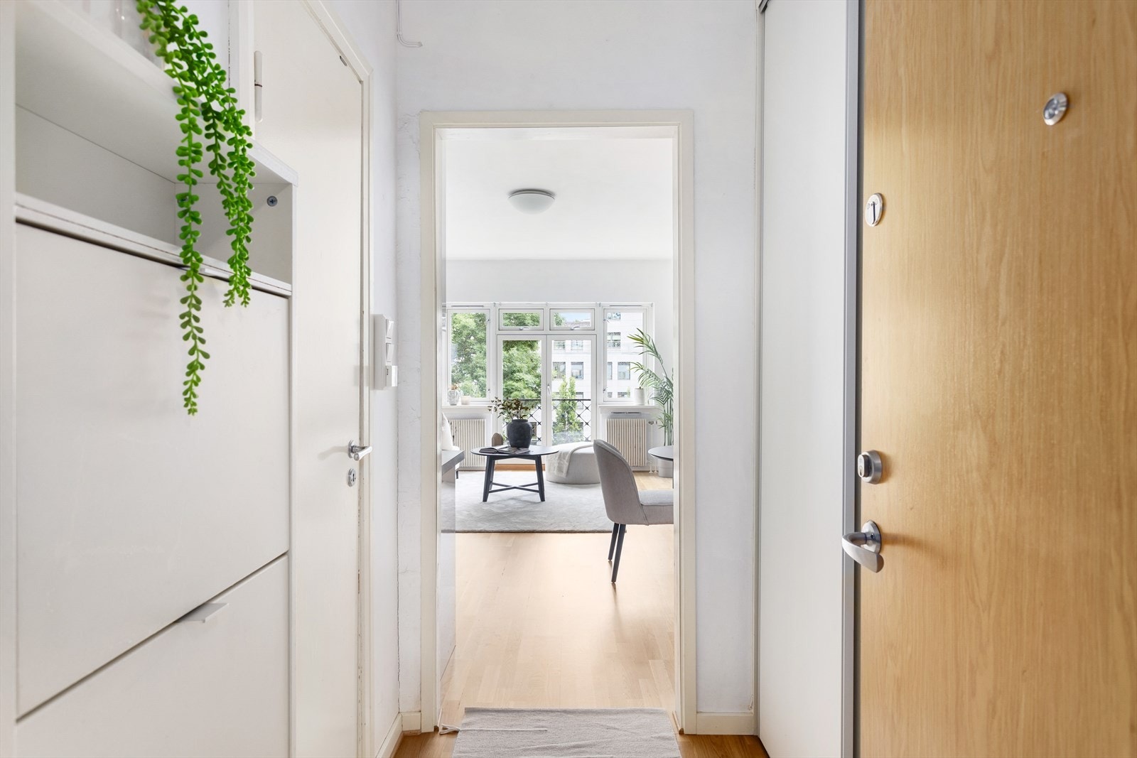 Her har du nok av oppbevaringsplass til yttertøy og sko. Dørcalling ved dør. Galleribilde