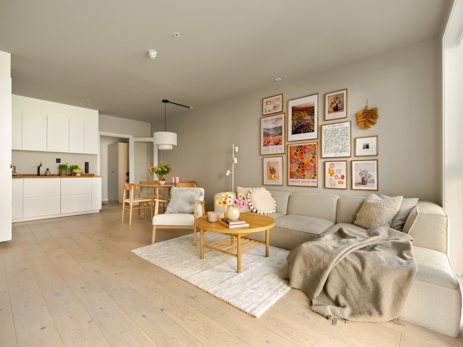 Alle overflater er malt i lyse og behagelige fargetoner som skaper et moderne inntrykk. Galleribilde