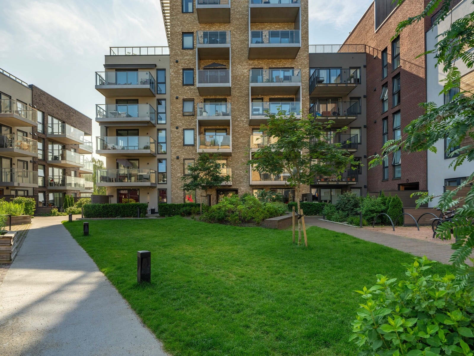 På fellesområdene til borettslaget finner du gressplen, hyggelig beplantning, lekeplass og sittegrupper. Galleribilde