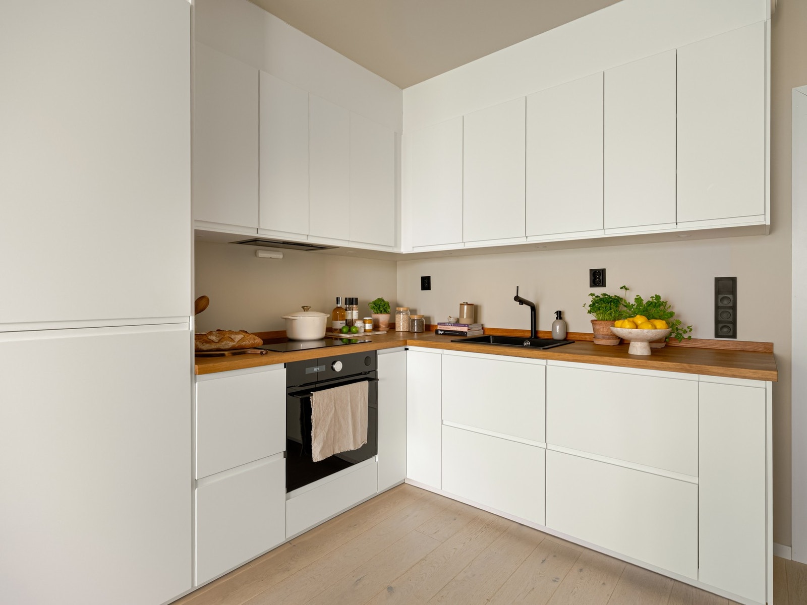 Nytt kjøkken ble montert sommeren 2024. Det har et moderne og stilrent uttrykk med hvite fronter og benkeplate i eikefinér. Galleribilde