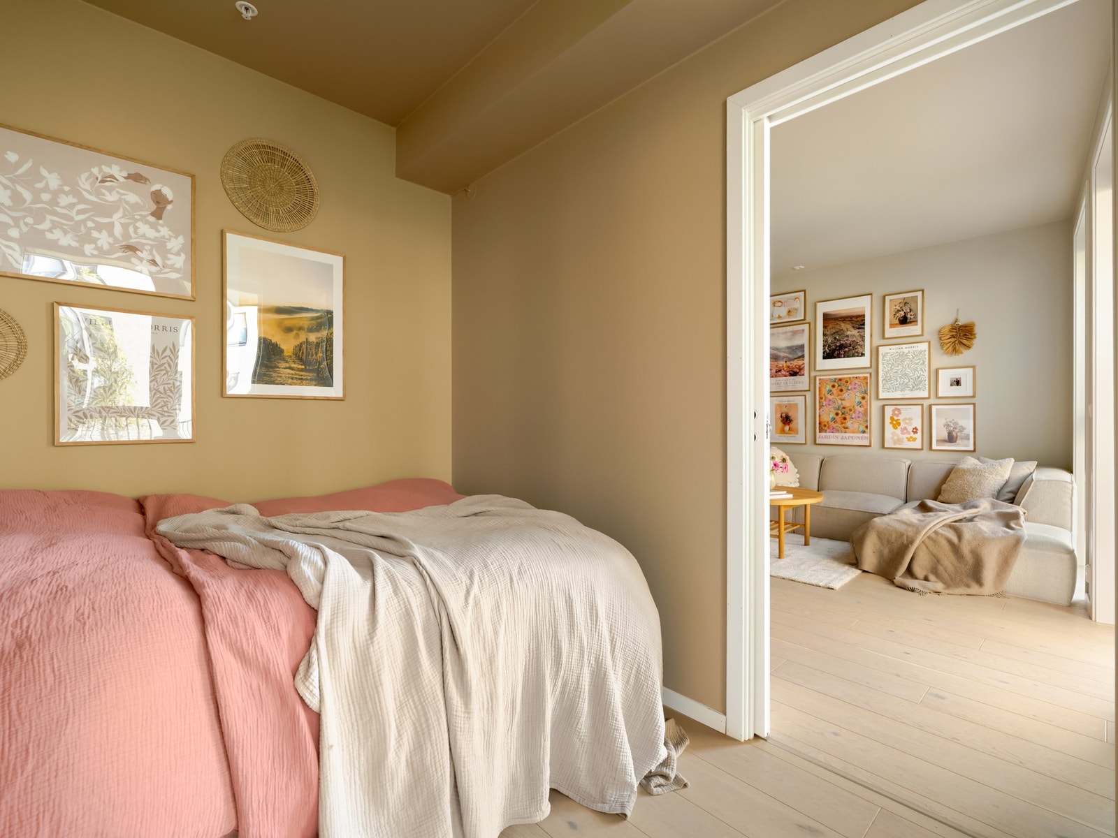 Opprinnelig var soverommet større med to dører og inngang fra stuen på hver side av sengen. Rommet har senere blitt delt av slik at man har et separat omkledningsrom som du ser på neste side. Dette kan enkelt tilbakeføres om ønskelig. Galleribilde