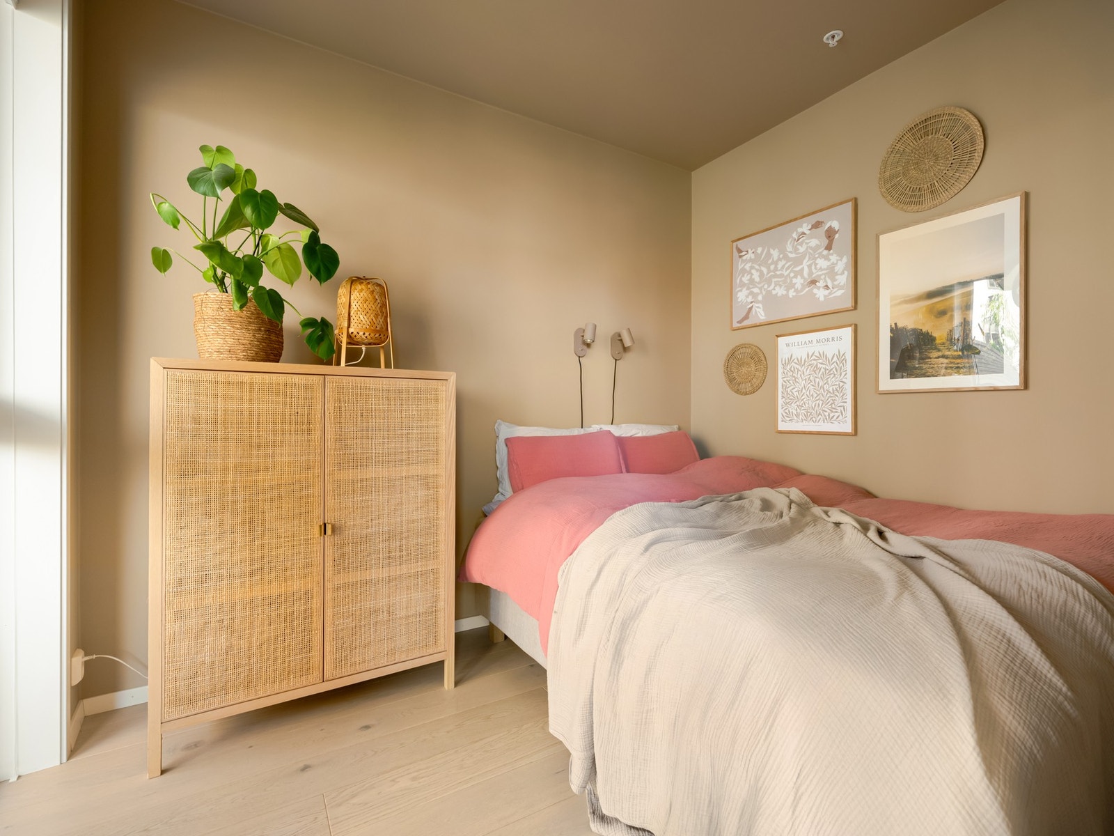 Her er det plass til dobbeltseng og tilhørende nattbord. Galleribilde