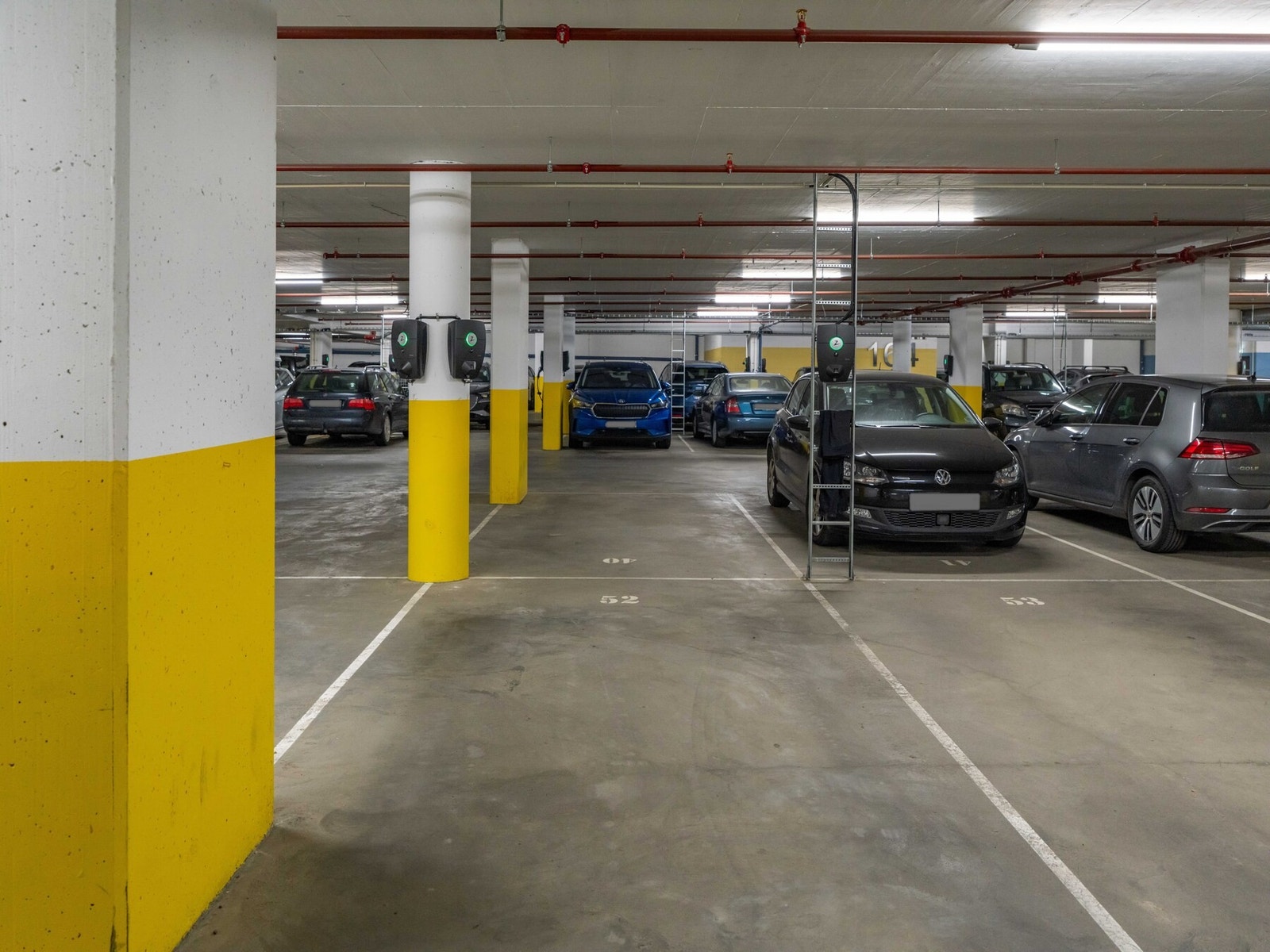 Selger leier i dag en garasjeplass i bygget med elbillader. Det er mulighet for å videreføre leien. Heisen tar deg direkte ned til garasjeanlegget. Galleribilde