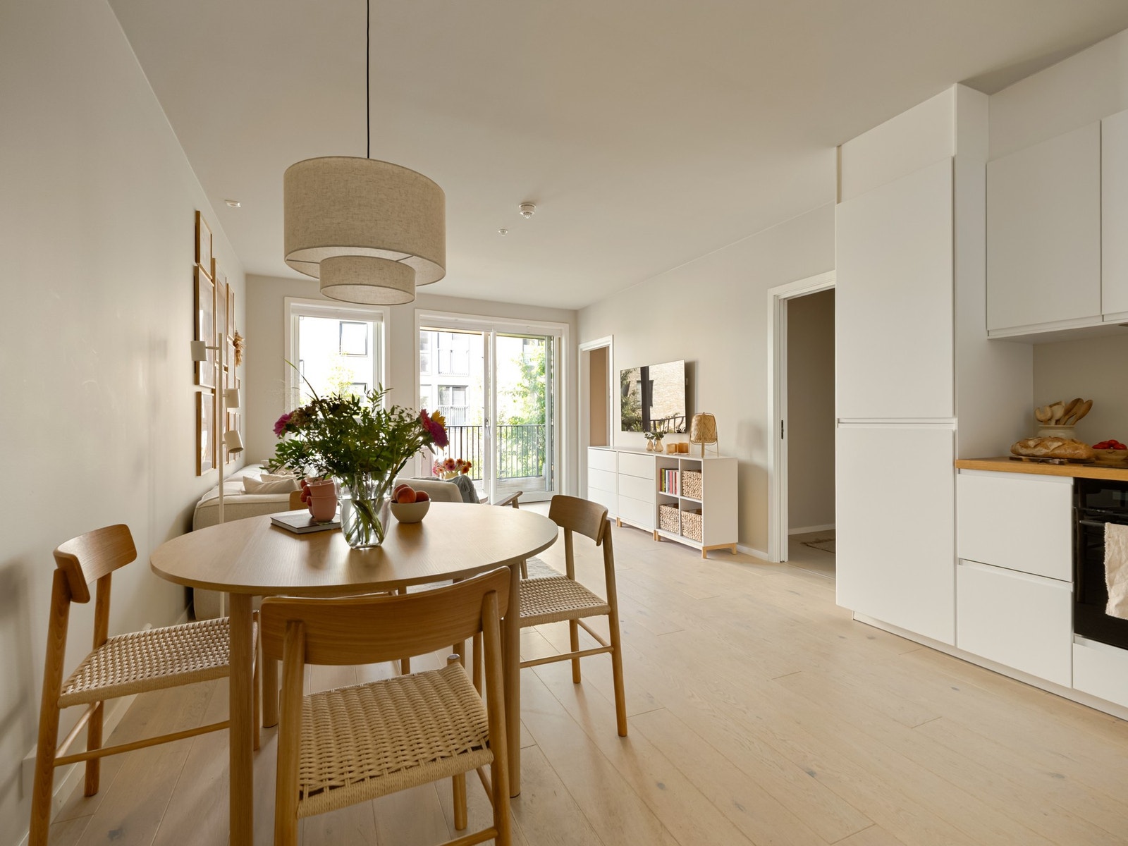 Vel inne igjen går vi videre mot soverommet, som ligger vegg-i-vegg med stuen. Galleribilde