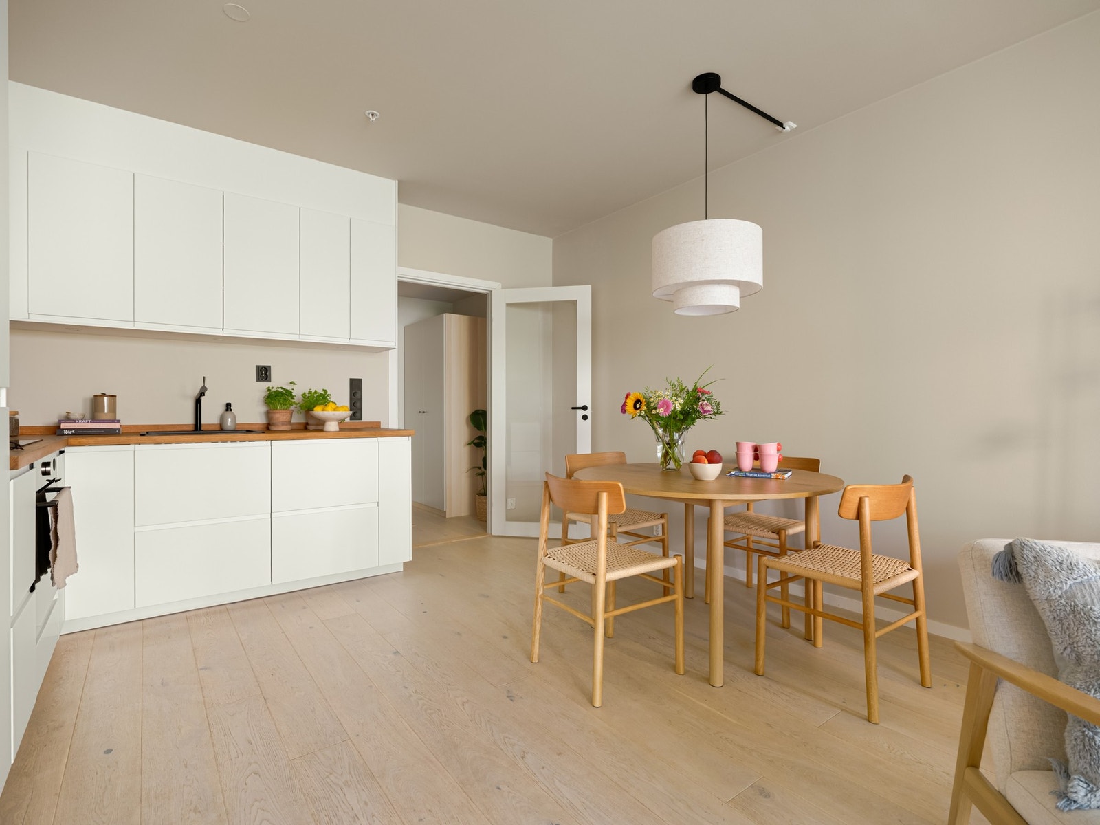 I 2025 ble døren inn til gangen flyttet litt lenger mot høyre. Dette ga mer veggplass slik at kjøkkeninnredningen kunne utvides for ekstra lagring. Galleribilde