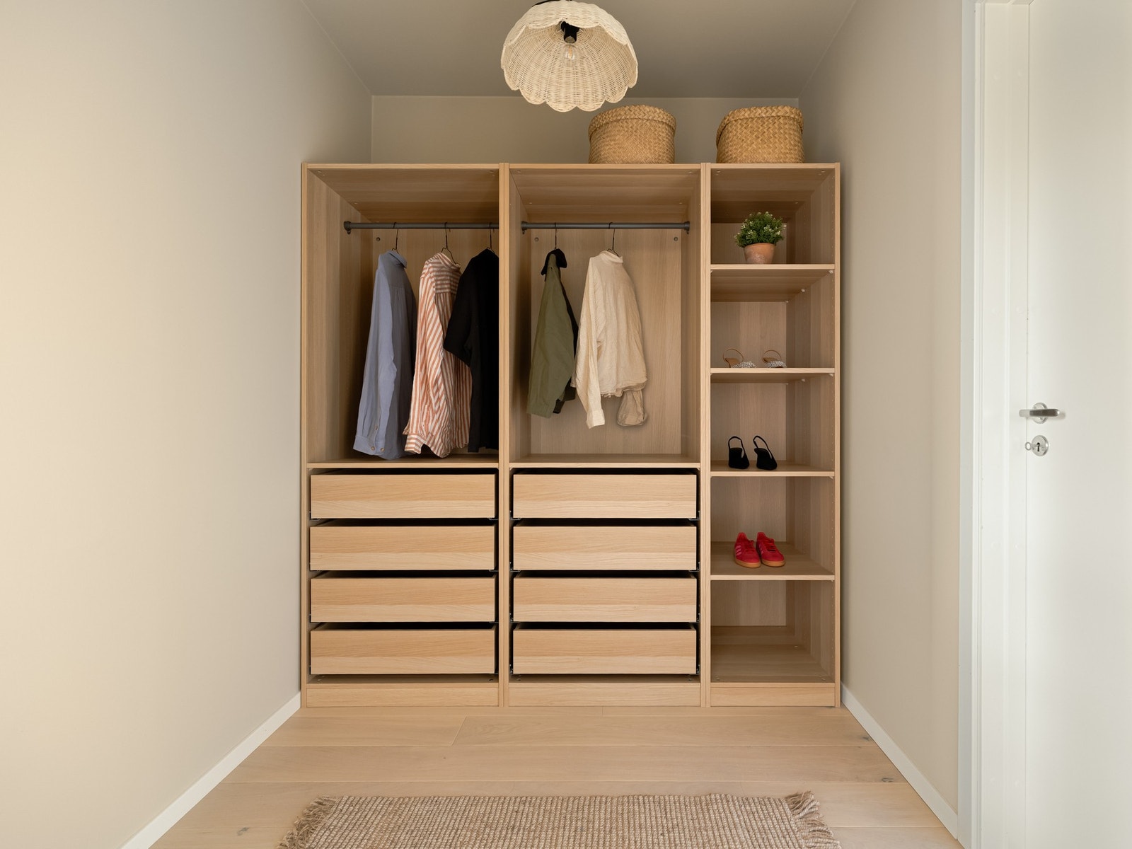 Dette er en drøm for mange: Et eget omkledningsrom! Garderoben medfølger og sikrer god lagringsplass til det du måtte trenge. Galleribilde