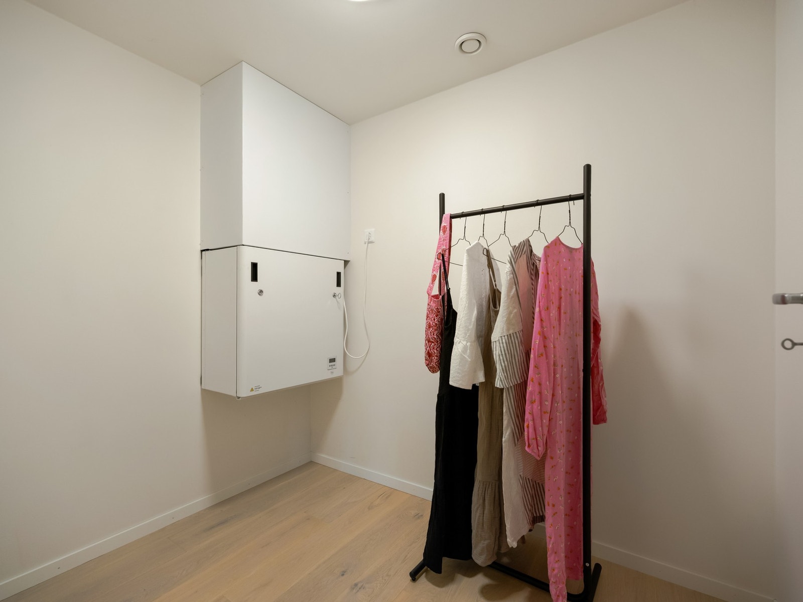 Innenfor omkledningsrommet finner vi den innvendige boden/tekniske rommet. Også her kan det innredes med garderobeløsninger for bedre plassutnyttelse. Galleribilde