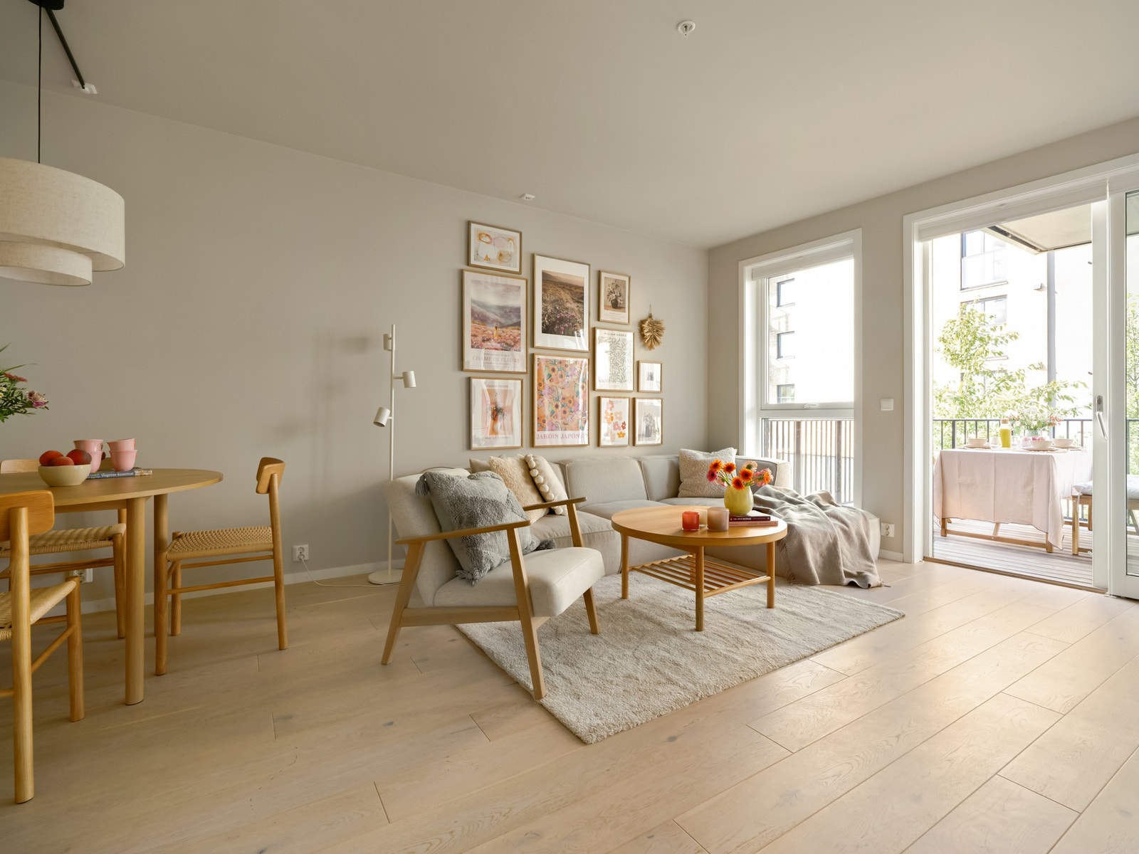 Stuen har fine løsninger for ulike soner. Langs vindusrekka er det rom for en større sofagruppe og TV-benk. Galleribilde