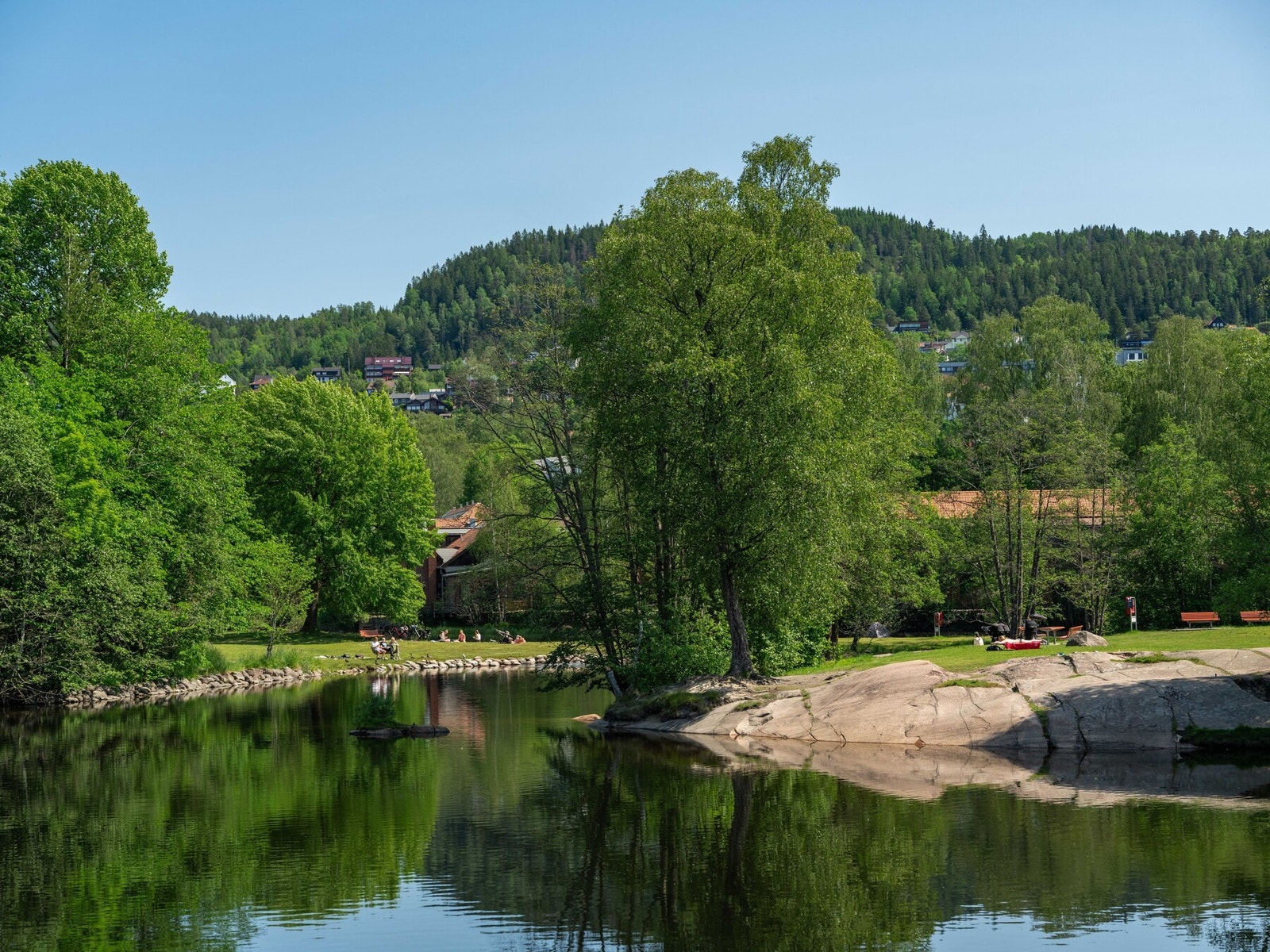 Store gressletter og høy temperatur i vannet gjør at denne badeplassen er et attraktivt sted for barnefamilier så vel som ungdom og eldre. Galleribilde